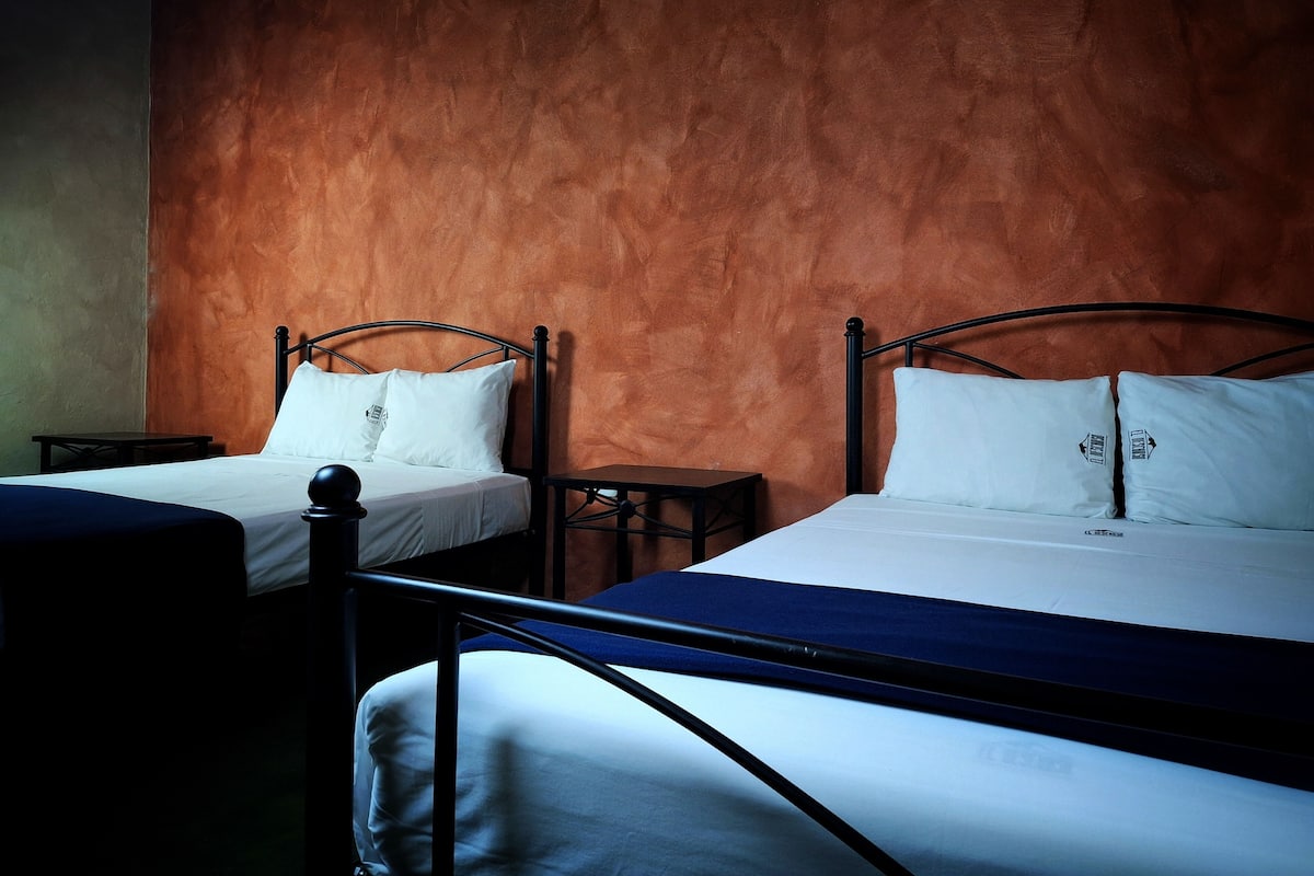 1 kamar tidur, kedap suara, dan seprai linen