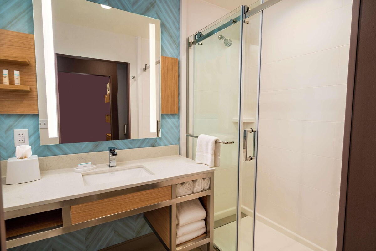 Bathroom | Free toiletries, hair dryer, bathrobes, towels