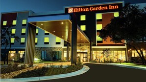 A Hilton Garden Inn with a modern design, featuring a prominent entrance and a well-lit facade. - Hilton Garden Inn Cedar Park Austin (Austin)