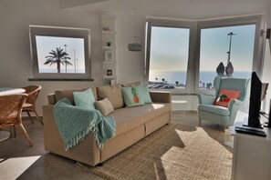 TV - Avencas Beach House - Ocean View (Parede)