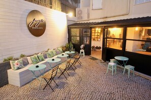 Outdoor dining - Avencas Beach House - Ocean View (Parede)