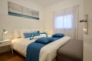 1 bedroom, iron/ironing board, travel cot, free WiFi - Avencas Beach House - Ocean View (Parede)