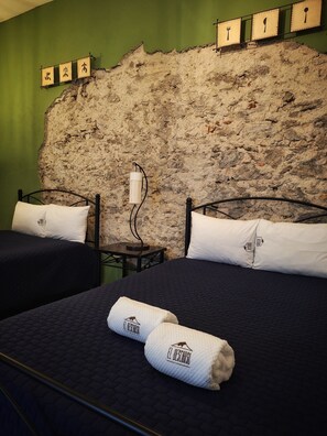 Eenvoudige vierpersoonskamer | Luxe beddengoed, individueel gedecoreerd, individueel gemeubileerd