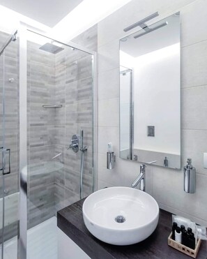 Chambre Double, balcon | Salle de bain