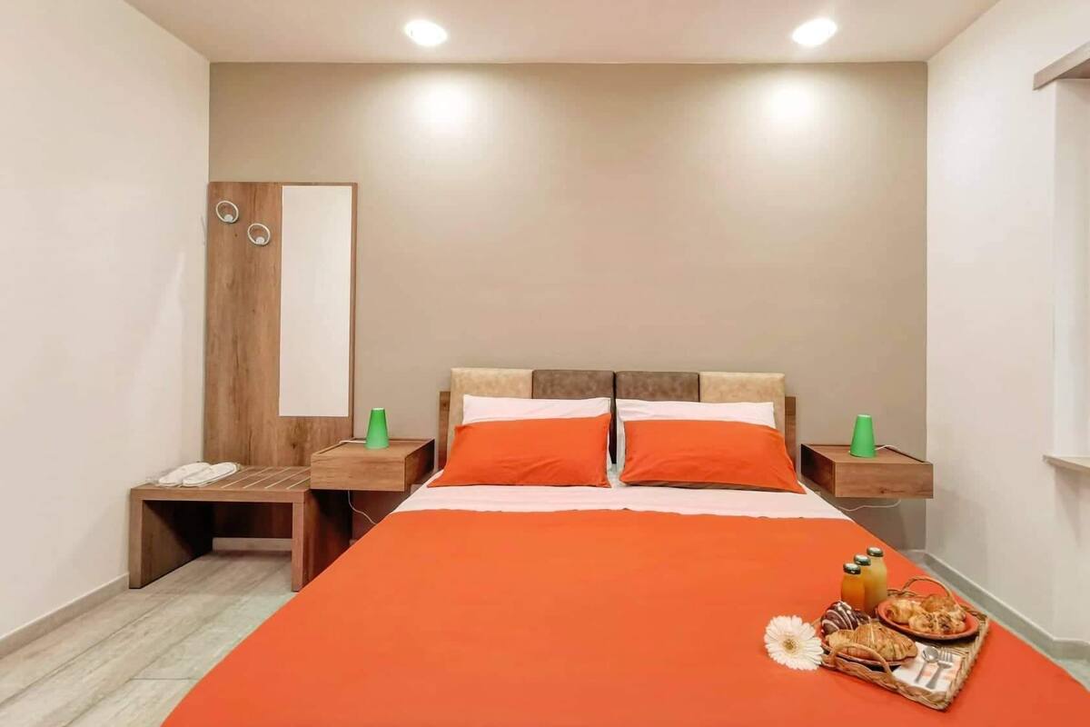 Comfort Room | Hypo-allergenic bedding, desk, laptop workspace, soundproofing