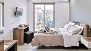 Triple Room, Balcony | Hypo-allergenic bedding available, desk, laptop workspace, soundproofing - Museo19 (Naples)