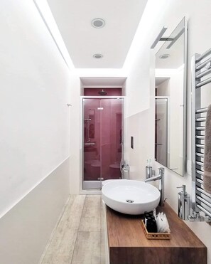 Quadruple Room, Balcony | Bathroom | Shower, rainfall showerhead, free toiletries, hair dryer - Museo19 (Naples)