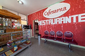 Se ofrece un desayuno a la carta todos los días (por un coste adicional)