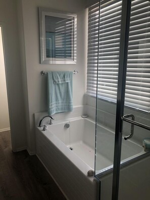 Combined shower/bathtub, hair dryer, towels, soap - BEAUTIFUL NEW COZY HOME (beaumont)