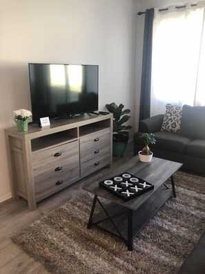 Smart TV - BEAUTIFUL NEW COZY HOME (beaumont)