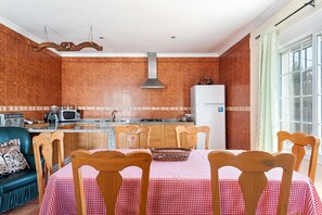 Réfrigérateur, micro-ondes, plaque de cuisson, cafetiÚre/bouilloire