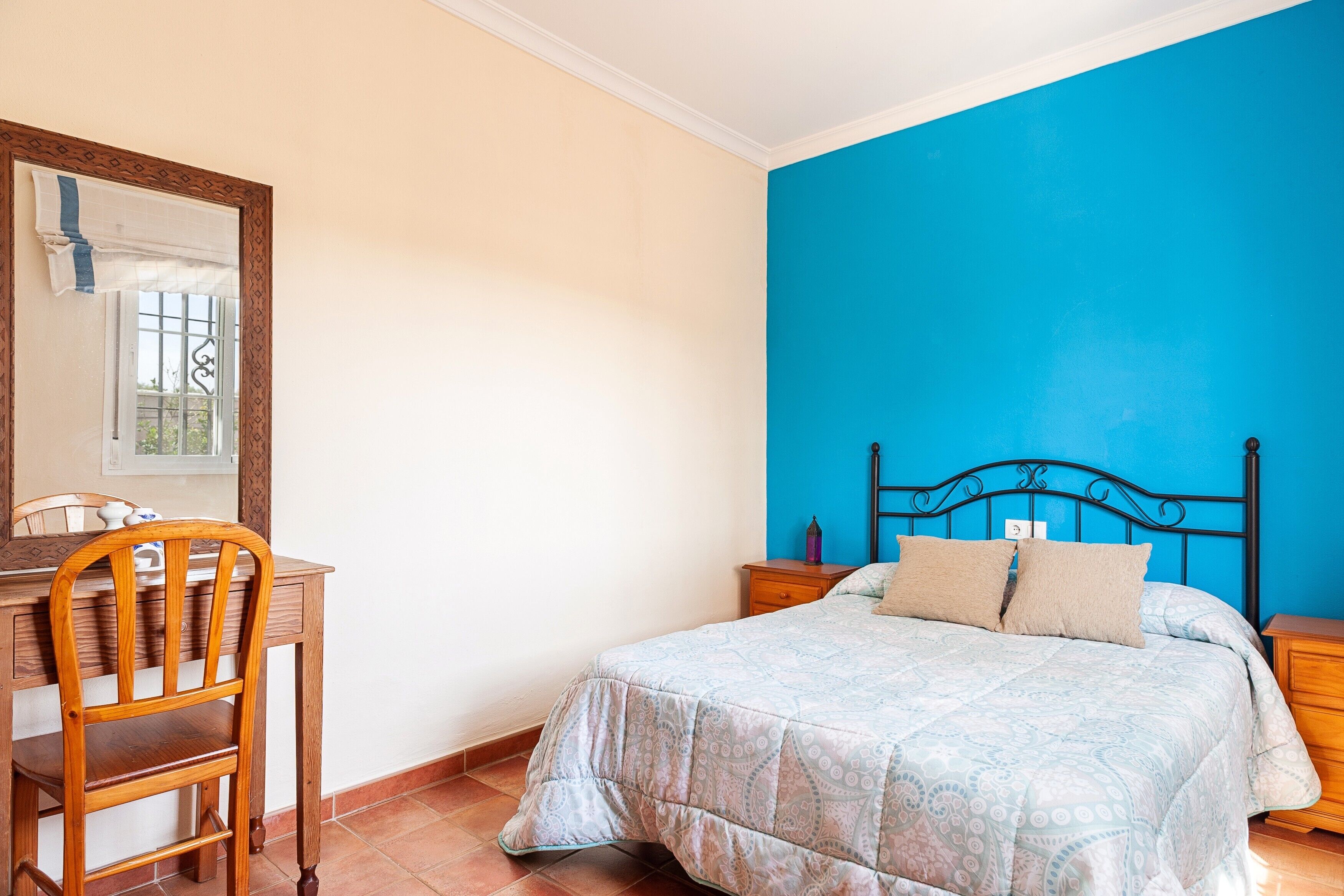 5 bedrooms, iron/ironing board, WiFi (free), bed sheets