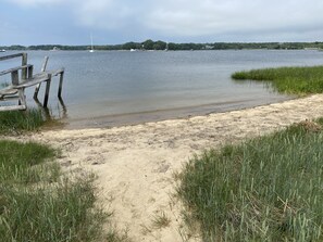 Nära stranden, solstolar och strandhanddukar