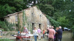 Ein rustikales Steinhaus mit einem Garten.
