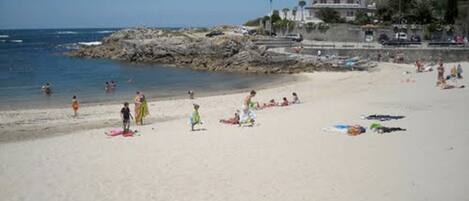Tæt på stranden, liggestole, badehåndklæder