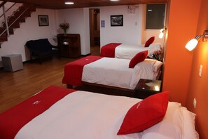 Standar Familly Room | Individueel gedecoreerd, individueel gemeubileerd, een bureau