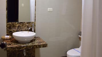 Douche, articles de toilette gratuits, sĂšche-cheveux
