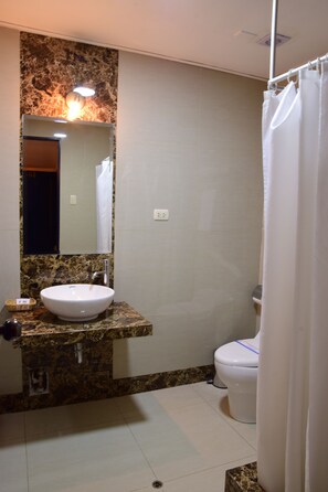 Shower, free toiletries, hair dryer, towels - Hotel Casa Limacpampa (Cusco)