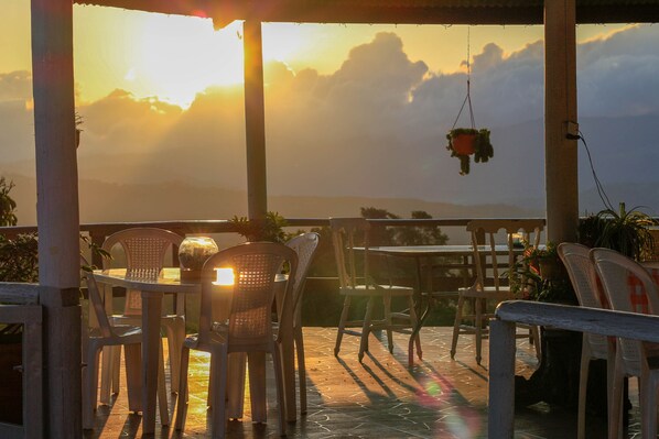 Outdoor dining - San Julio Hospedaje Campestre (Dagua)