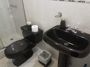 Douche, serviettes fournies, savon, papier toilette
