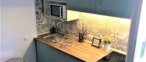 Fridge, microwave, stovetop, coffee/tea maker