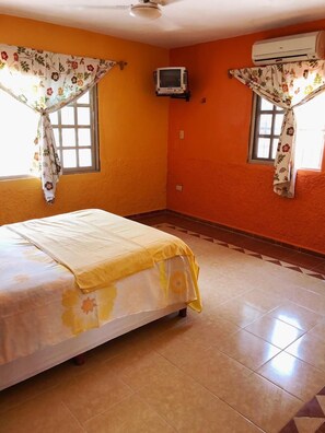 House | Iron/ironing board, bed sheets - Casa naranja de chelem (Progreso)
