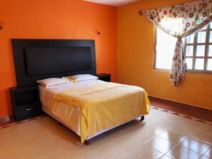 House | Iron/ironing board, bed sheets - Casa naranja de chelem (Progreso)
