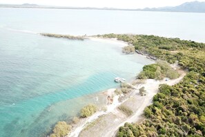 Accommodatie ligt op het strand, strandlakens, snorkelen, kajakken