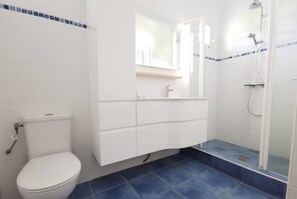 Bathtub, hair dryer, towels