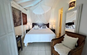 2 chambres, coffres-forts dans les chambres, fer et planche à repasser