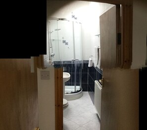 Sèche-cheveux, serviettes fournies, shampoing, papier toilette