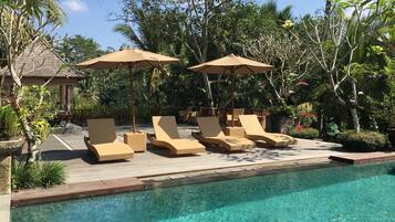 Piscina externa, funciona das 7h às 19h, guarda-sóis, espreguiçadeiras