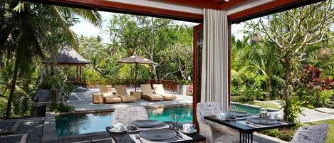 Serveert ontbijt, lunch en diner