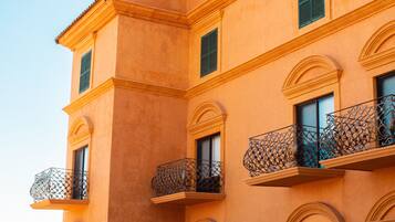 Un edificio de varios pisos con balcones y ventanas de arco.