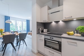 Kühlschrank, Ofen, Geschirrspüler, Wasserkocher mit Kaffee-/Teezubehör