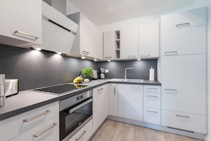 Kühlschrank, Ofen, Geschirrspüler, Wasserkocher mit Kaffee-/Teezubehör