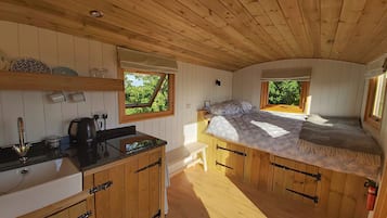 Cabin, Ensuite (Shepherd's Hut) | Bed sheets