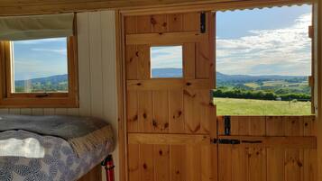 Cabin, Ensuite (Shepherd's Hut) | Bed sheets