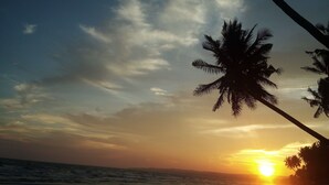 A beach scene with palm trees and the ocean. - MiNhon Hotel Mui Ne (Mui Ne)