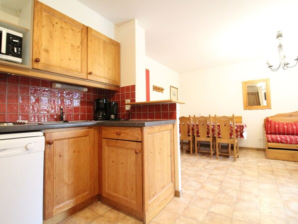 Fridge, microwave, dishwasher, coffee/tea maker