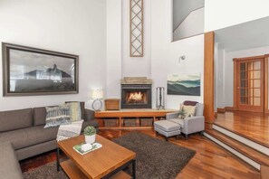 Una televisión, una chimenea, una oficina