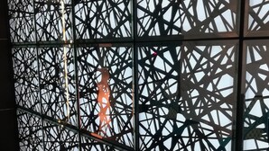 A room with a geometric patterned partition and a visible light fixture. - Hotel Linden Oji (Tokyo)
