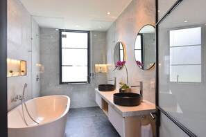 Luxury Villa, 4 Bedrooms | Bathroom | Separate tub and shower, deep soaking tub, free toiletries, hair dryer - Villa Verde (Canggu)