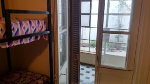 Chambre Quadruple Classique (2 Bunk beds) | 1 chambre, fer et planche à repasser, Wi-Fi gratuit, draps fournis