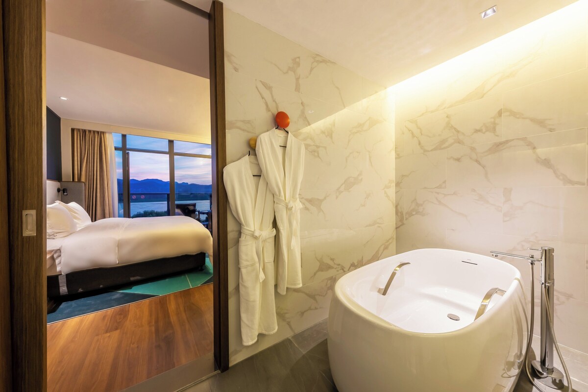 Suite, 1 King Bed | Bed sheets