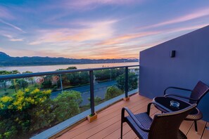 Standard Room, 1 King Bed, River View