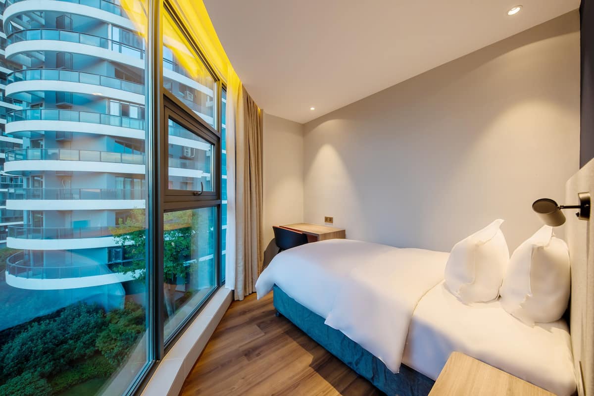 Standard Room, Multiple Beds (Extra Space) | Bed sheets