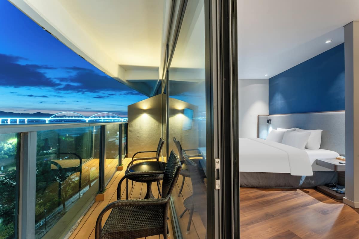 Standard Room, 1 King Bed, River View (Extra Space) | Bed sheets