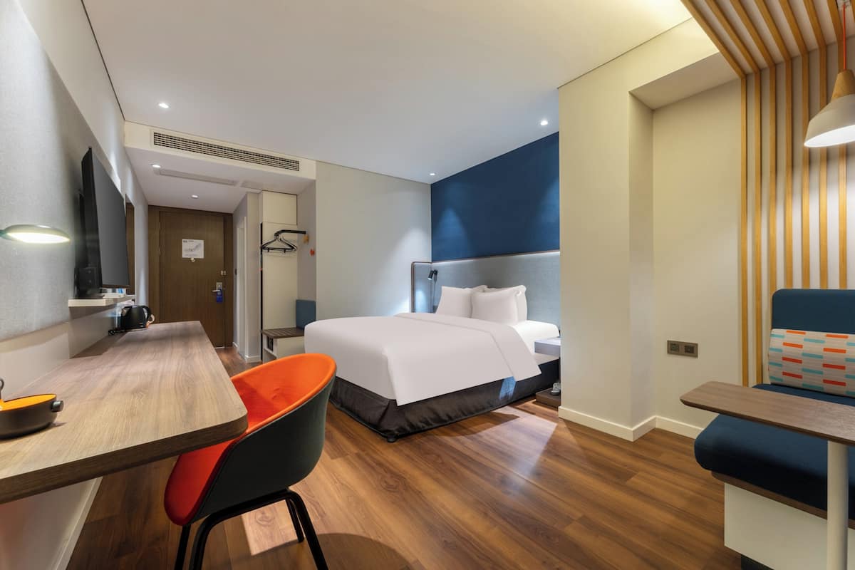 Standard Room, 1 King Bed, River View | Bed sheets