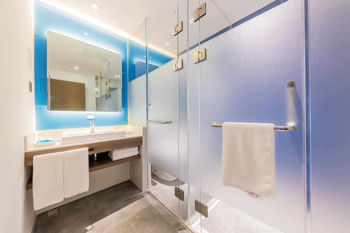 Standard Room, 1 King Bed | Bathroom | Shower, towels